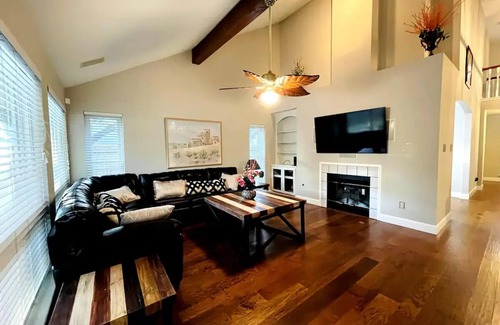 Barker House | Private Outdoor Spa/Pool 5 Bedrooms Resident Home