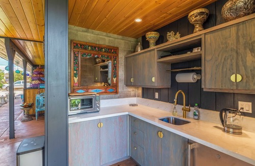 Paia Apartment | Private Paia Studio in a Tropical Sanctuary, a short walk to Paia town & beach.