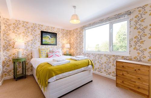 Llanelli Apartment | Private Parking, Garden, En-suite, 5 Rooms