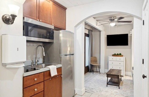 Cannonborough Elliotborough Apartment | Private & Peaceful Downtown Apartment