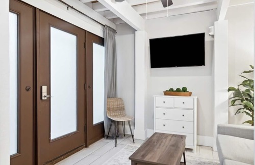 Cannonborough Elliotborough Apartment | Private & Peaceful Downtown Apartment
