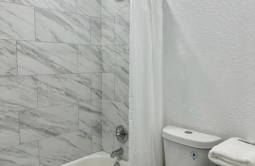 Sunrise House | Private Peaceful Guesthouse in Sunrise, Floridan