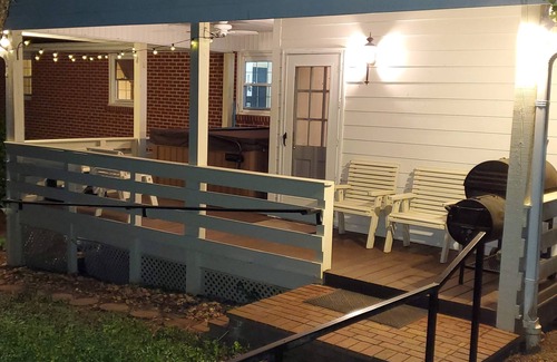 Greensboro House | Private & Peaceful w/Hot Tub, Fireplace, Popcorn Machine. 15 Mins to Everything