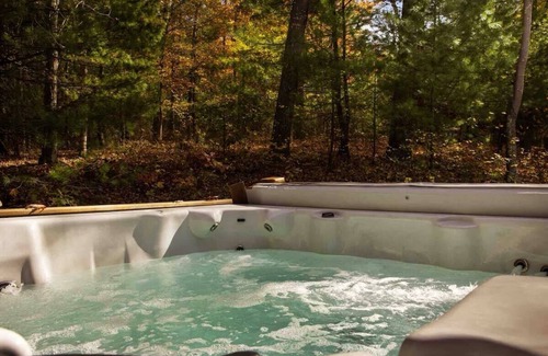 Marshall House | Private, Perfect Paradise. Artists' touches w/HOT TUB!