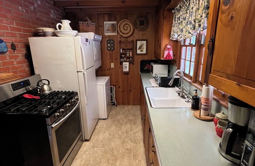 Hendersonville Cabin | Private, pet friendly lake. perfect location. Secluded, yet 1 mile to Main St