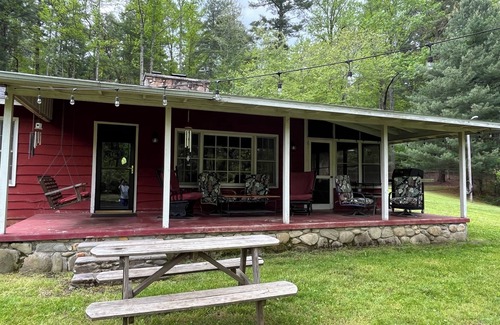 Hendersonville Cabin | Private, pet friendly lake. perfect location. Secluded, yet 1 mile to Main St