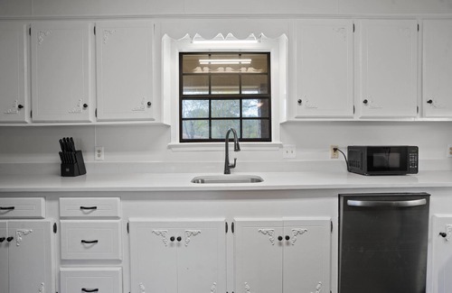 Hattiesburg House | Private pond, fishing, 2 bed 2 bath Retreat