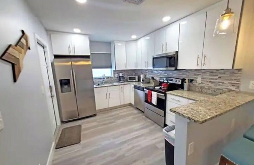 Lantana House | Private Pool - 2 miles to Beach - King bed - Walk to Shops & Restaurants