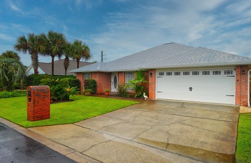 Seaspray House | Private pool 7 person hot tub 4 bikes Private beach access