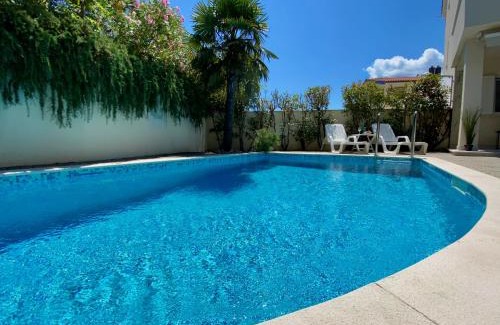 Silo Apartment | Private pool and Mediterranean garden apt Mia