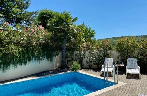 Silo Apartment | Private pool and Mediterranean garden apt Mia