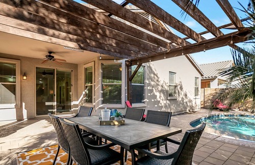 Tramonto House | Private Pool, BBQ, WIFI + Community Heated Pools/Spa/Tennis, Basketball & Volleyball Courts & Parks!