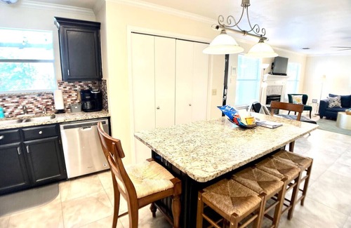 San Antonio House | PRIVATE POOL/Casita/Pool table-6 mi to SeaWorld!