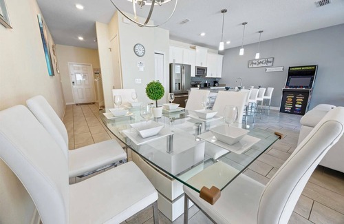 Bay Lake House | PRIVATE POOL/FREE RESORT ACCESS/CLOSE TO DISNEY/CLOSE TO RESTURANTS/MODERN STYLE