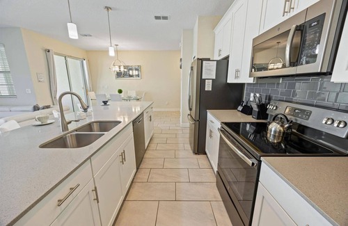 Bay Lake House | PRIVATE POOL/FREE RESORT ACCESS/CLOSE TO DISNEY/CLOSE TO RESTURANTS/MODERN STYLE