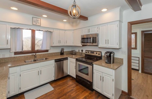 Knoxville House | Private Pool Home! 3 Miles from Downtown Knoxville-Game Room-Grill-Mtn Retreat with Tons of Privacy