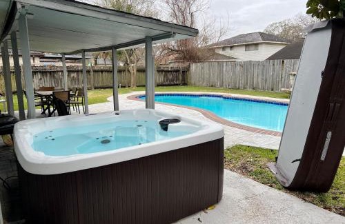 Cloverleaf House | Private Pool, Pool Table, Outdoor kitchen,Spa