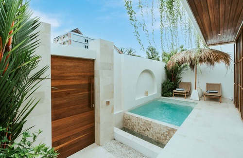 Batu Bolong Villa | Private Pool, Skylight Bathtub, Dreamy Pool and Serene Greenery in Canggu!