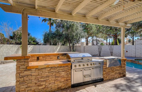 West Sahara House | Private Pool! Tempurpedic and Waldorf Astoria Mattresses