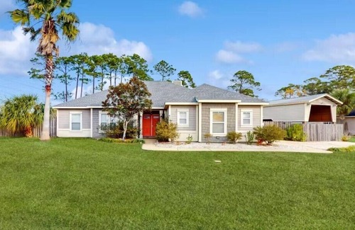Upper Grand Lagoon House | ☀️Private Pool - Close to Beach - Pet Friendly 🐶 - Sea the Blessings