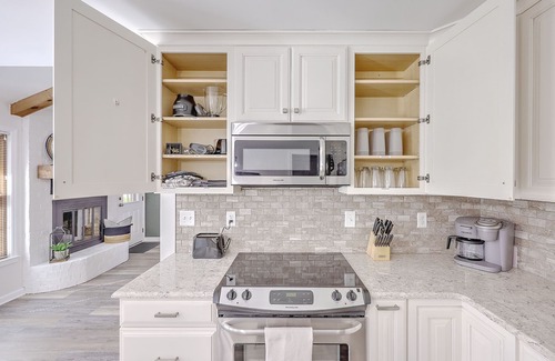 North Charleston House | Private Pool, XBox, Family Fun, Central Location