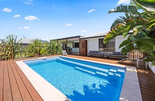 Point Vernon House | Private Poolside Paradise -PoolBar - Walk to Beach
