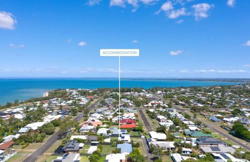 Point Vernon House | Private Poolside Paradise -PoolBar - Walk to Beach