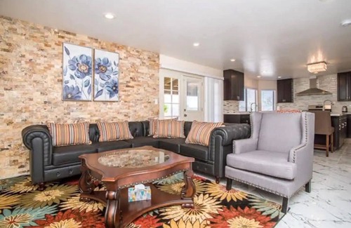 Villa Bonita Estates House | Private Queen Bed, TV and Private Attached Bathroom