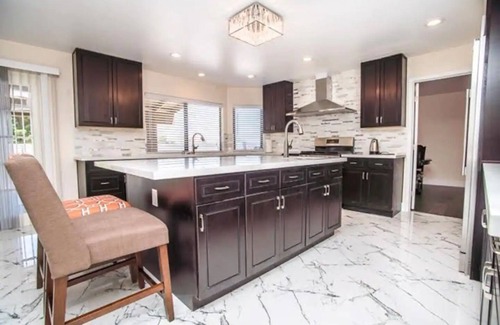 Villa Bonita Estates House | Private Queen Bed, TV and Private Attached Bathroom