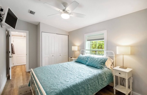 Ridge Wood Heights Hotel | Private, Quiet, Family Friendly, 5 min from Siesta Key