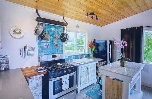 Kehena House | Private, quiet, ocean view home. 5 minutes from the beach!