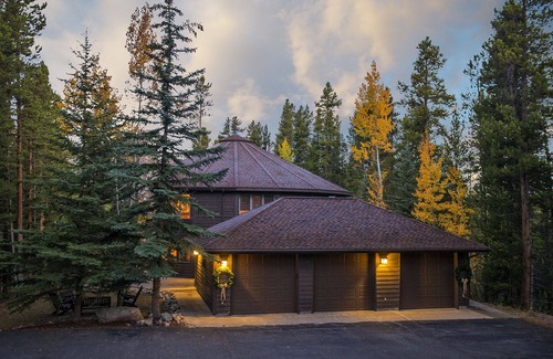 Breckenridge House | Private Quiet Paradise. BIG LuxuryLodge for Up To 4 People. 1mile to Town. EPIC!