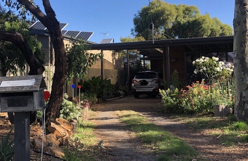 Ocean Grove Cottage | Private renovated duplex cottage. Beach and shops, markets, parkland close by.