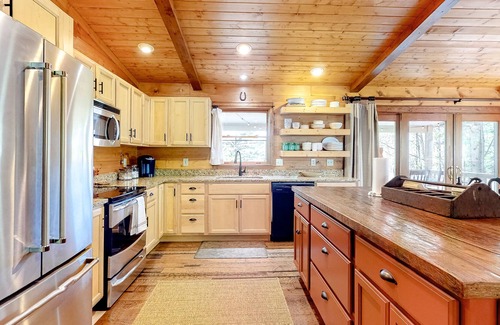 Cullowhee Cabin | Private retreat amongst the trees with scenic deck, grill, firepit, & game room