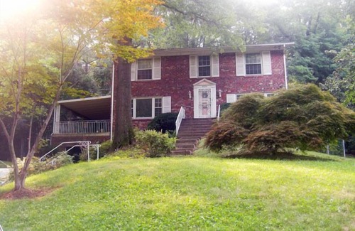 Crestwood Apartment | Private Retreat. Apartmnt in DC- 3 miles to the White House. Pets are welcome!