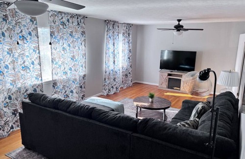 Gadsden House | * Private Retreat for the whole crew! *