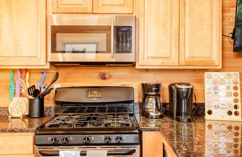 McHenry Cabin | Private retreat with Nature at its best! Hot Tub, Lake & ski, Arcade & Games.