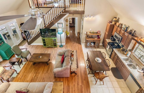 Blairsville House | Private River Access! 5 minutes to town, Hot tub, Games, Dog Friendly, firepit