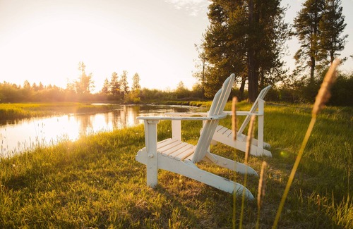 La Pine House | Private Riverfront Lodge w/Indoor Pool, Movie Theater, Hot Tub on Acreage