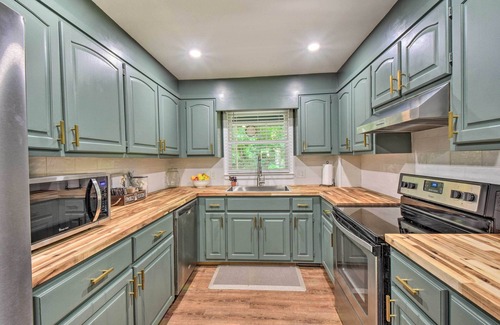 Hiawassee House | Private Riverside Home - Hot Tub~King Bed~Kitchen