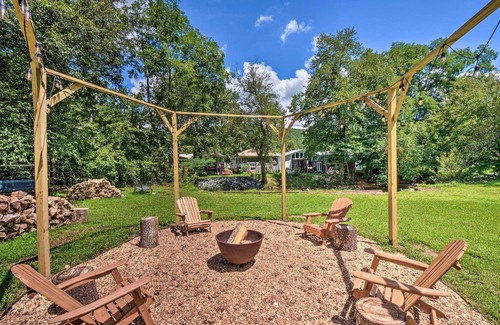 Hiawassee Apartment | Private Riverside Studio - Hot Tub, King BD, Near Wedding Venue