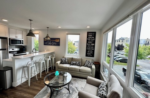 Traverse City Condo | Private Rooftop BayView&Town2 Lake Michigan Views. Walk to Beach AND Dining!