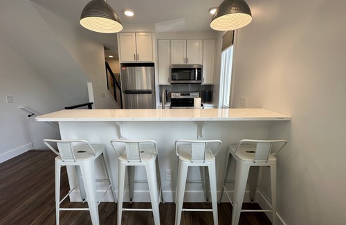 Traverse City Condo | Private Rooftop BayView&Town2 Lake Michigan Views. Walk to Beach AND Dining!