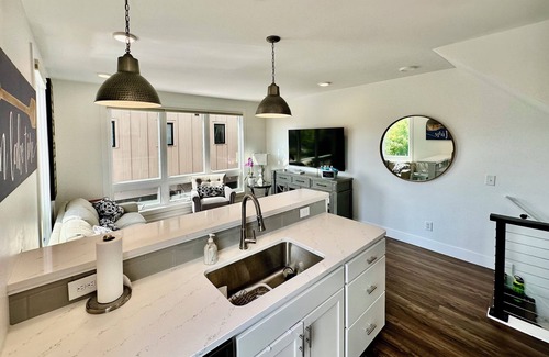 Traverse City Condo | Private Rooftop BayView&Town2 Lake Michigan Views. Walk to Beach AND Dining!