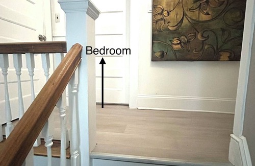 Pelham Manor House | Private room, 5 min walk to restaurant, 40 min to NYC. 5 min drive to MetroNorth