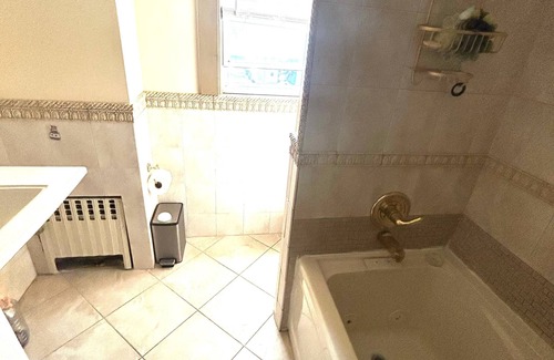 Pelham Manor House | Private room, 5 min walk to restaurant, 40 min to NYC. 5 min drive to MetroNorth