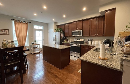 Glen Burnie House | Private Room - Creek Side