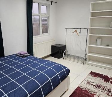 Ealing Common House | Private Room Direct Travel Heathrow & Central Ldn
