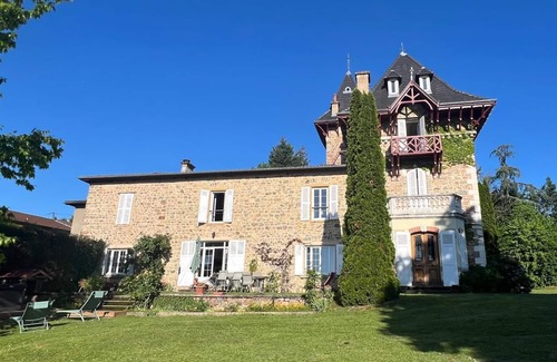 Saint-Just-d'Avray Bed & Breakfast | Private room with shower and washbasin