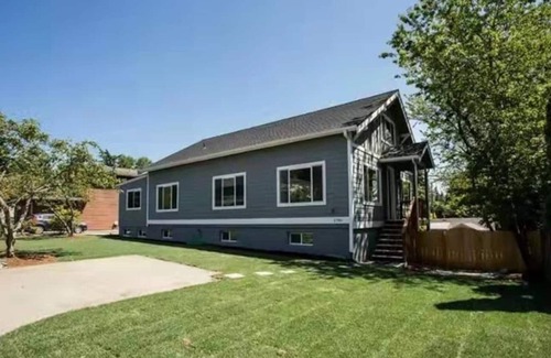 Haller Lake House | Private Room in Quiet North Seattle Home – Near Transit & Parks